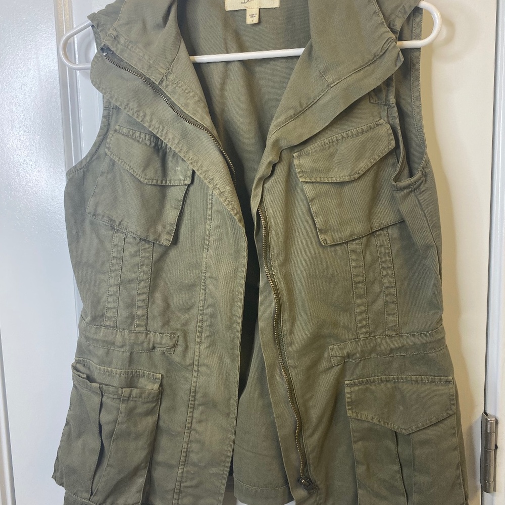 Green zip up vest- Rachel Roy